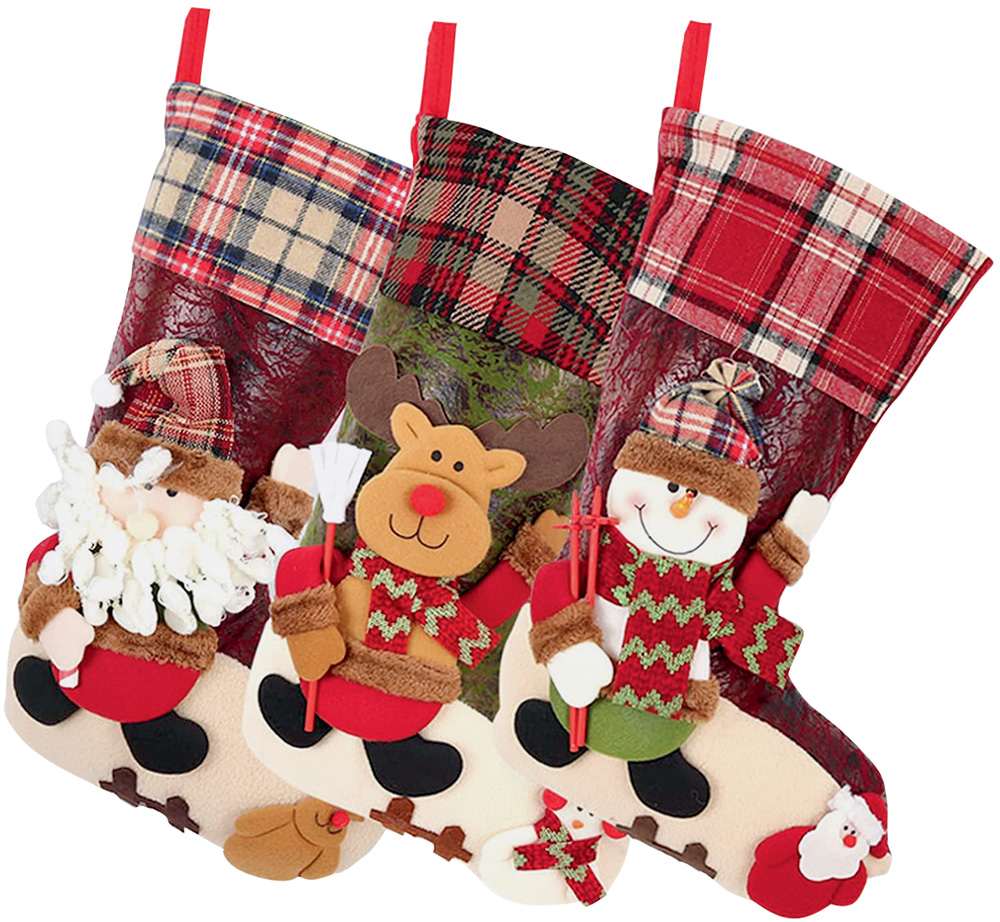 Três meias de Natal vermelhas e quadriculadas com bichinhos