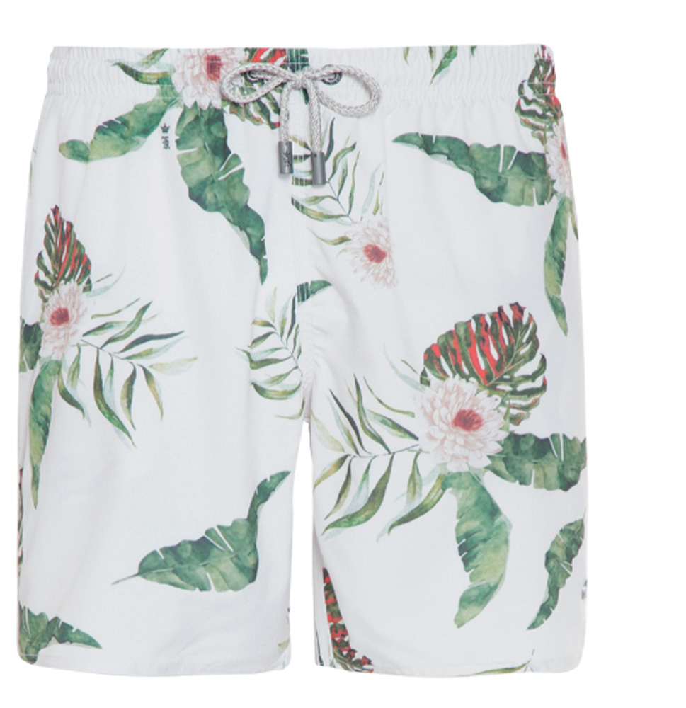 Um shorts masculino com florais na estampa