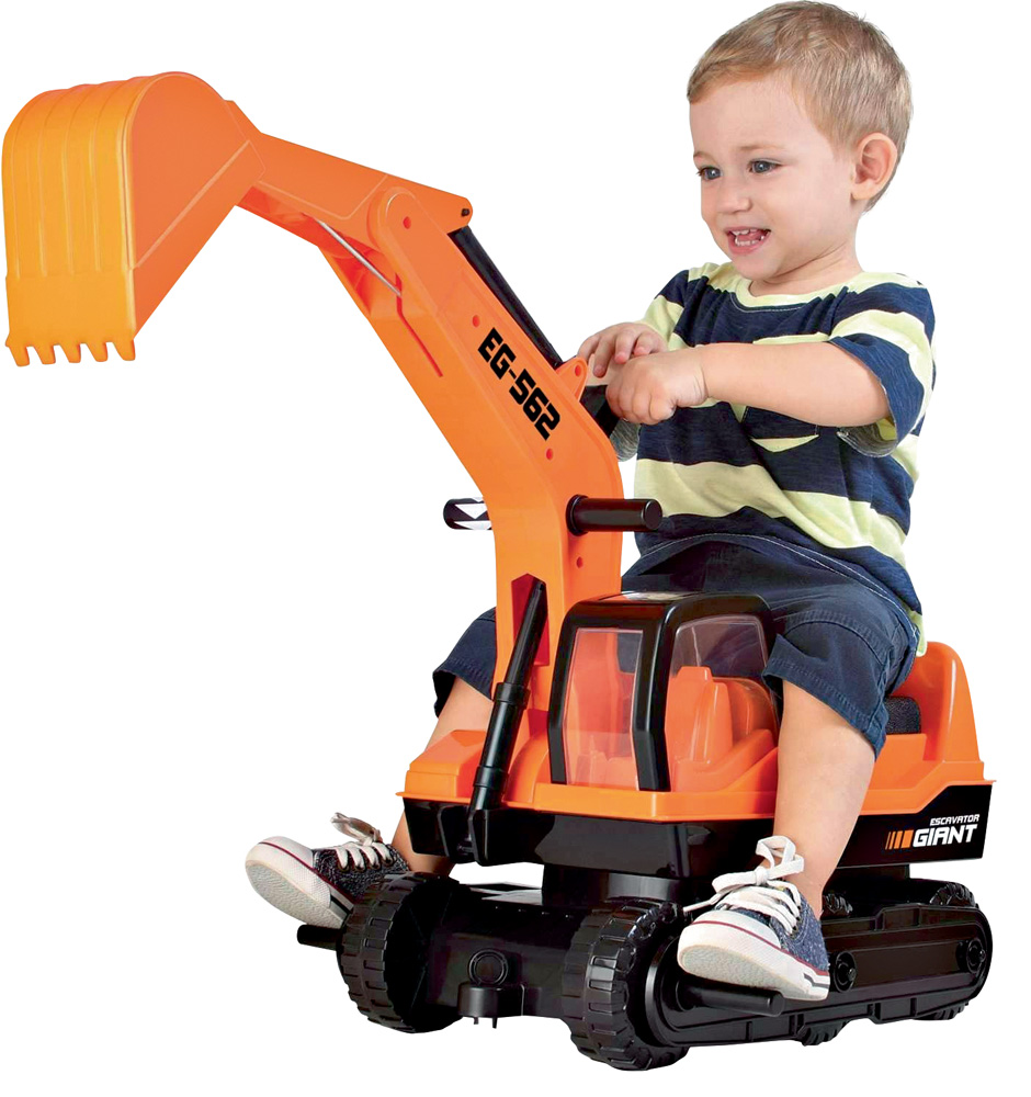 Um menino brinca em um mini trator de brinquedo laranja