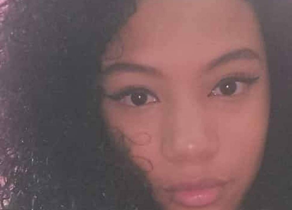Retrato da jovem desaparecida Ana Clara. Ela é uma jovem negra, de olhos e cabelos escuros. Seu cabelo é cacheado.
