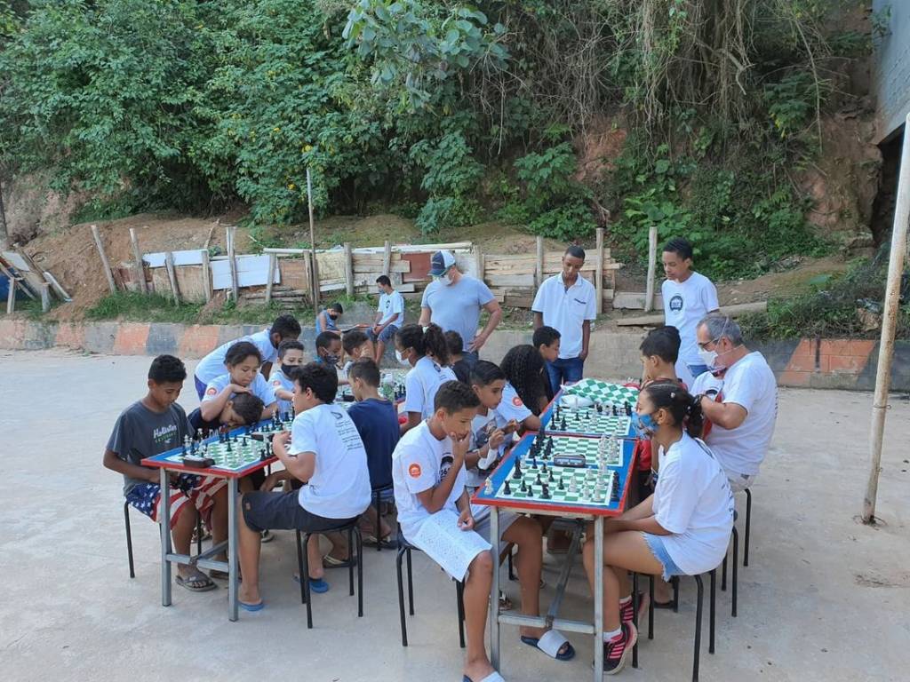 crianças e adolescentes jogam xadrez em quadra de comunidade de Cotia, na Grande São Paulo