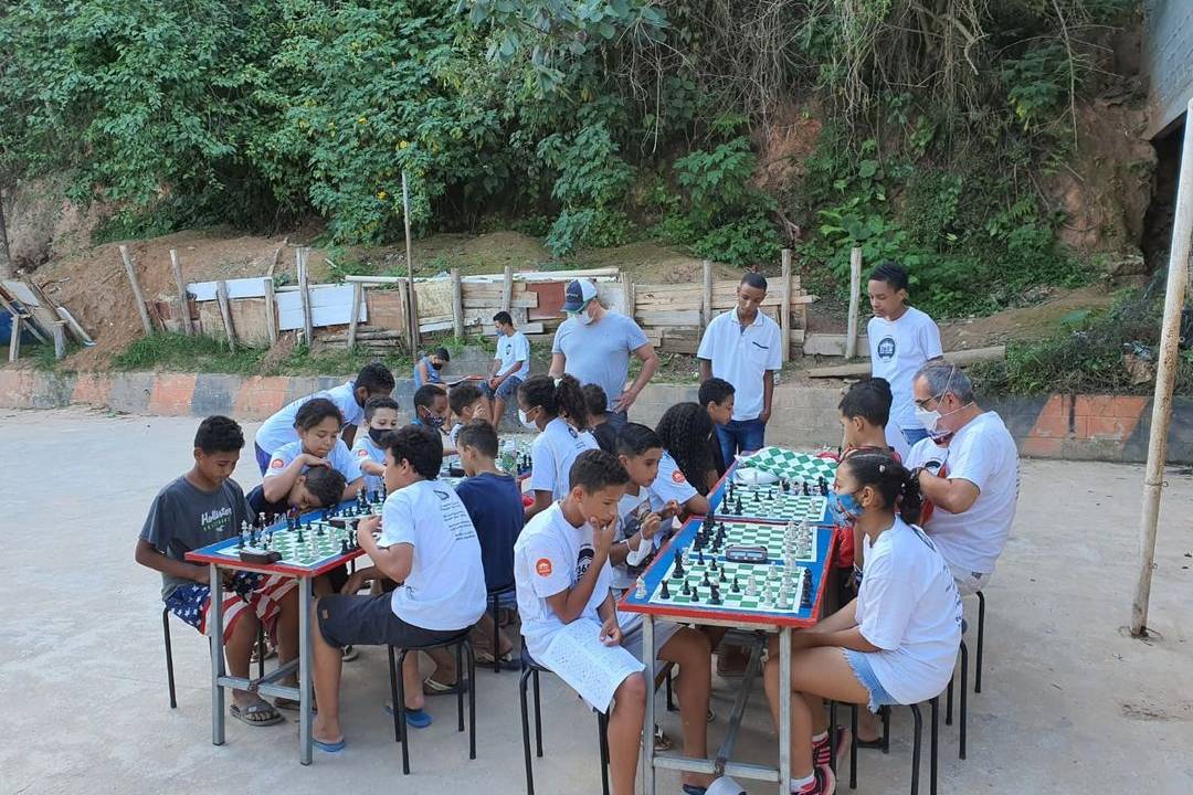 crianças e adolescentes jogam xadrez em quadra de comunidade de Cotia, na Grande São Paulo