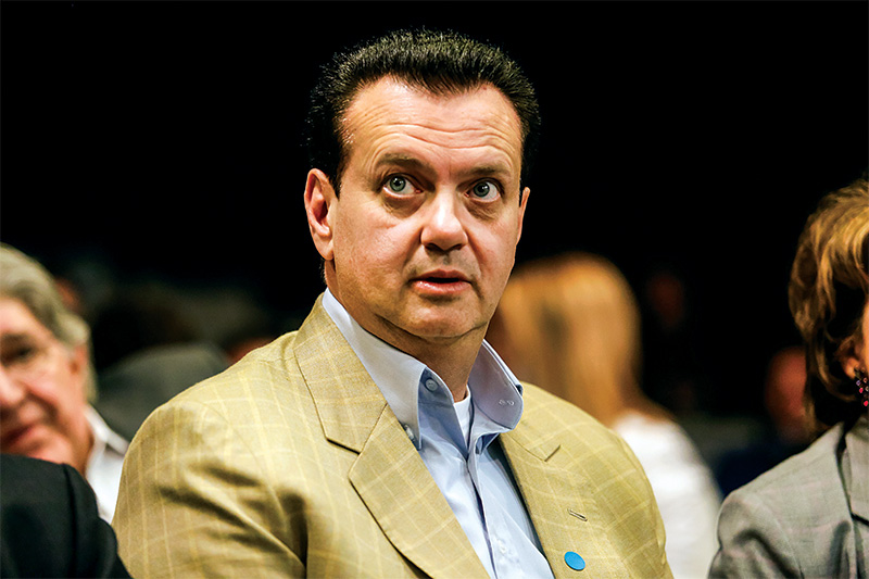 Imagem mostra homem de terno marrom e camisa azul, com os olhos arregalados.