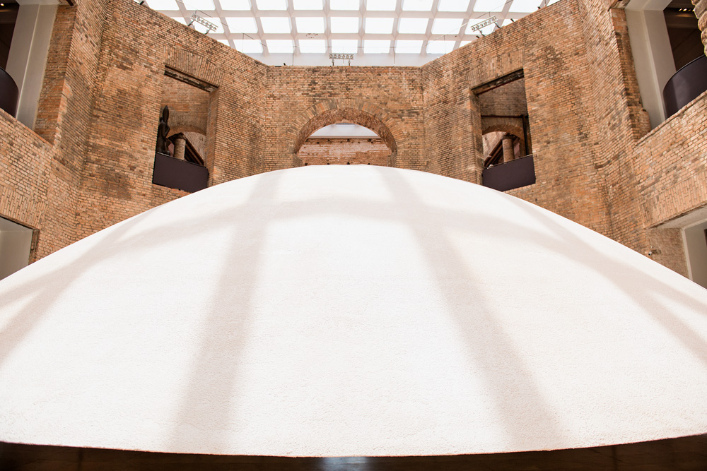 Foto mostra uma instalação em forma de cúpula branca.