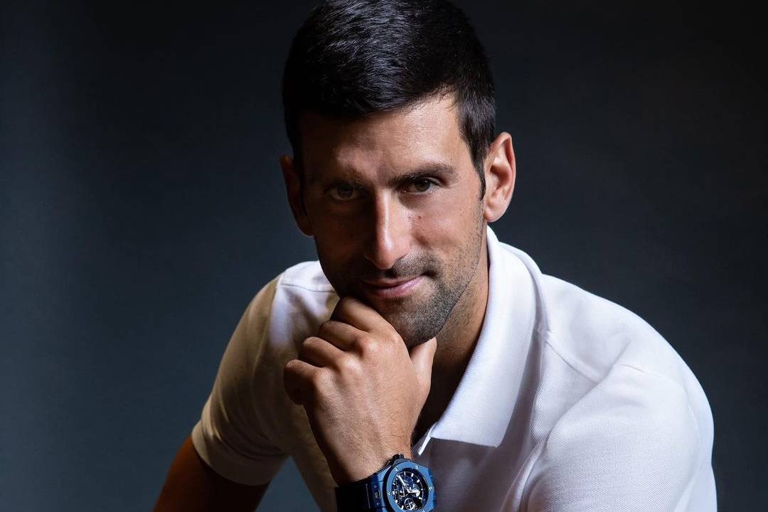 A imagem mostra Djokovic olhando para a câmera