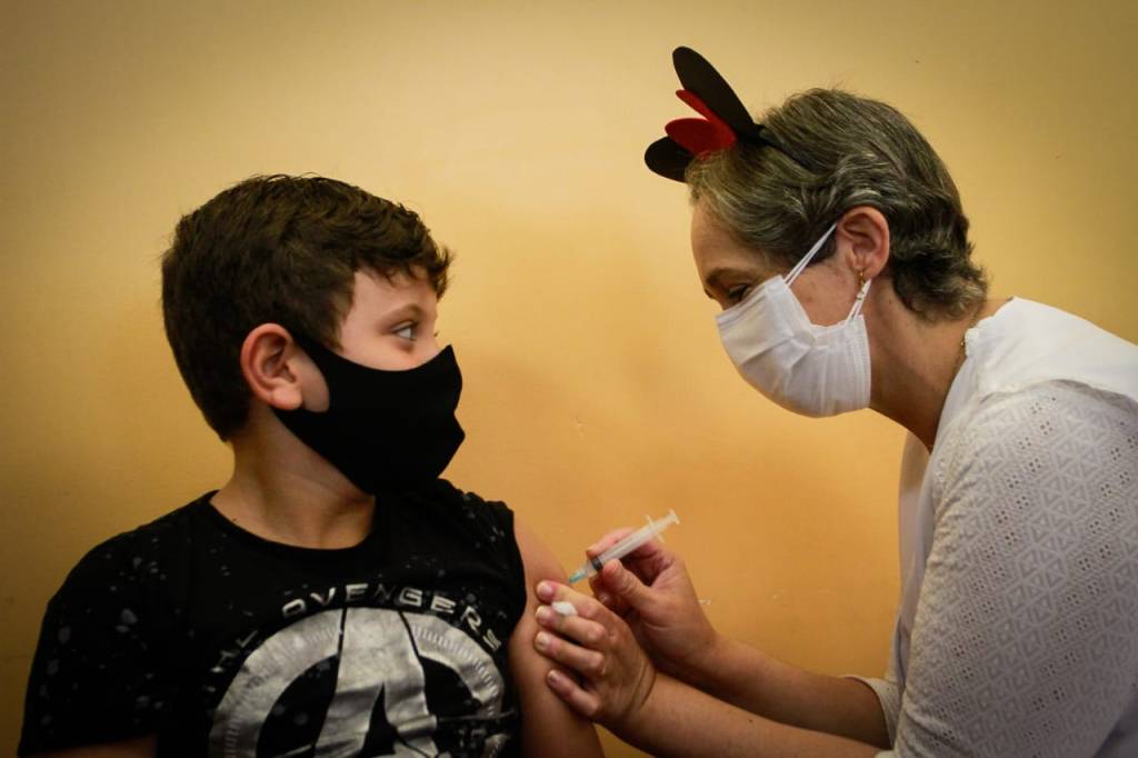 Criança é vacinada contra a Covid-19