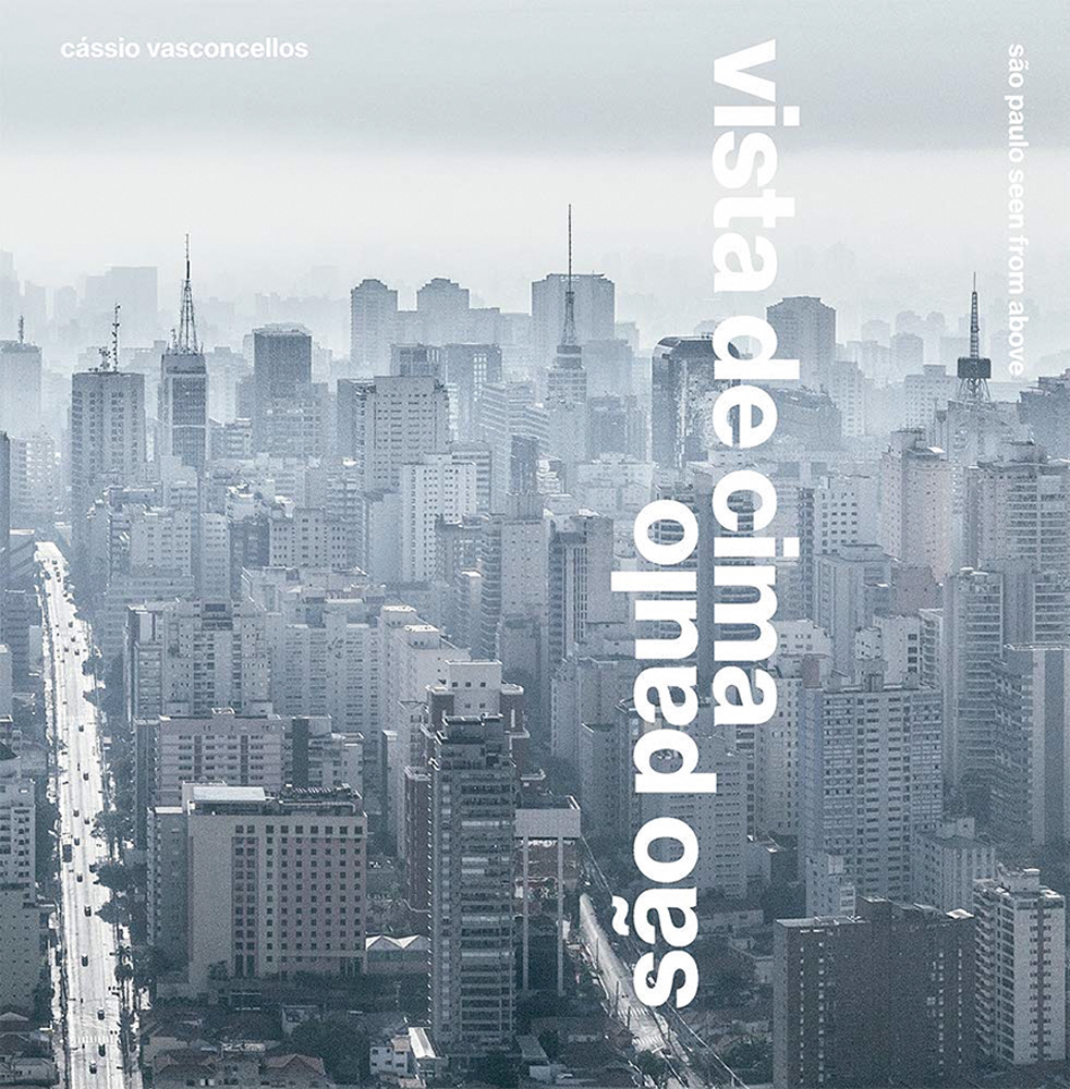 Capa de um livro de fotografias de São Paulo. O título está em branco e, atrás, há uma foto P&B da capital.