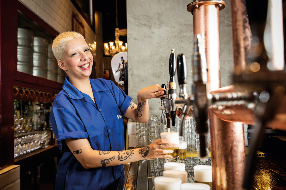 Filial A tiradora de chope do Bar Filial Luana Bouve na chopeira do Bar Brahma, em São Paulo.