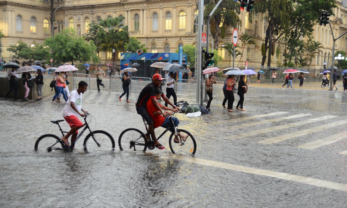 chuvas andam em rua da região central da cidade de São Paulo