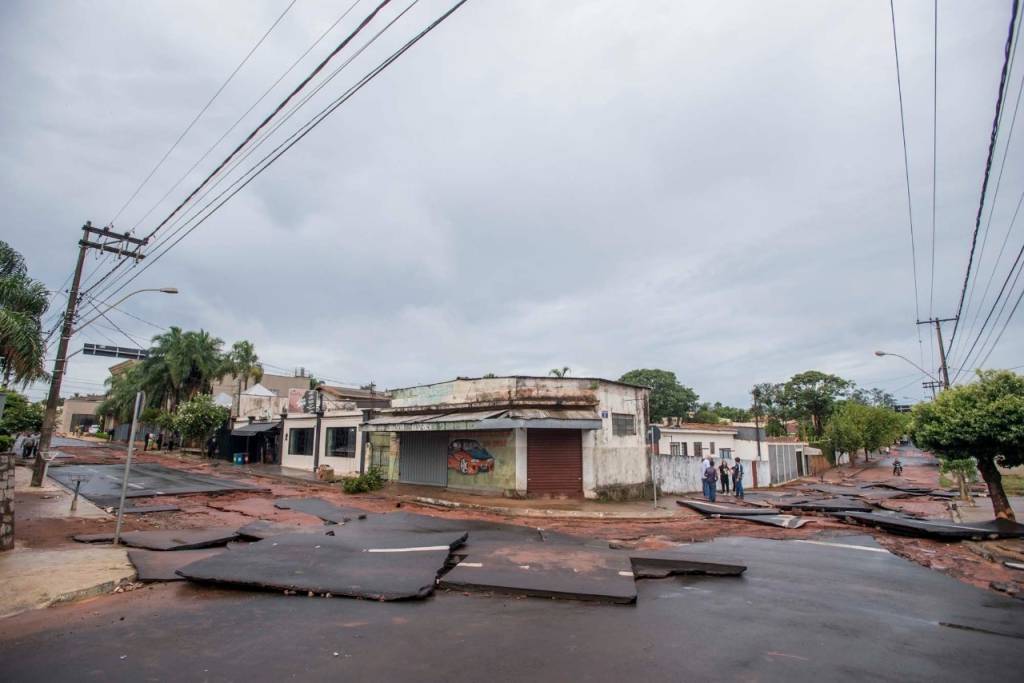 Bombeiros fazem buscas por mulher arrastada pela chuva em Barretos