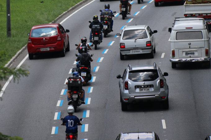 Imagem mostra faixa de motos entre duas faixas de carros.
