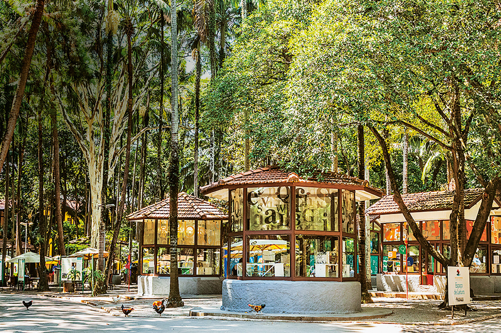 Imagem mostra árvores e pequenas construções em formato cilíndrico.