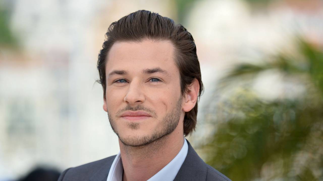 A imagem mostra o ator francês Gaspard Ulliel sorrindo