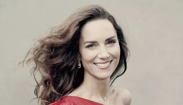 Imagem mostra Kate Middleton sorrindo e de vestido vermelho