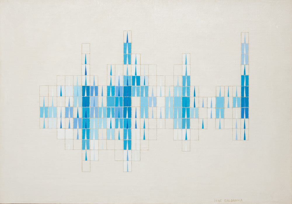 Pintura de Ione Saldanha mostra vários quadrados e triângulos em tons de azul e cinza. O fundo é branco e as formas parecem encaixadas umas nas outras, formando figuras.