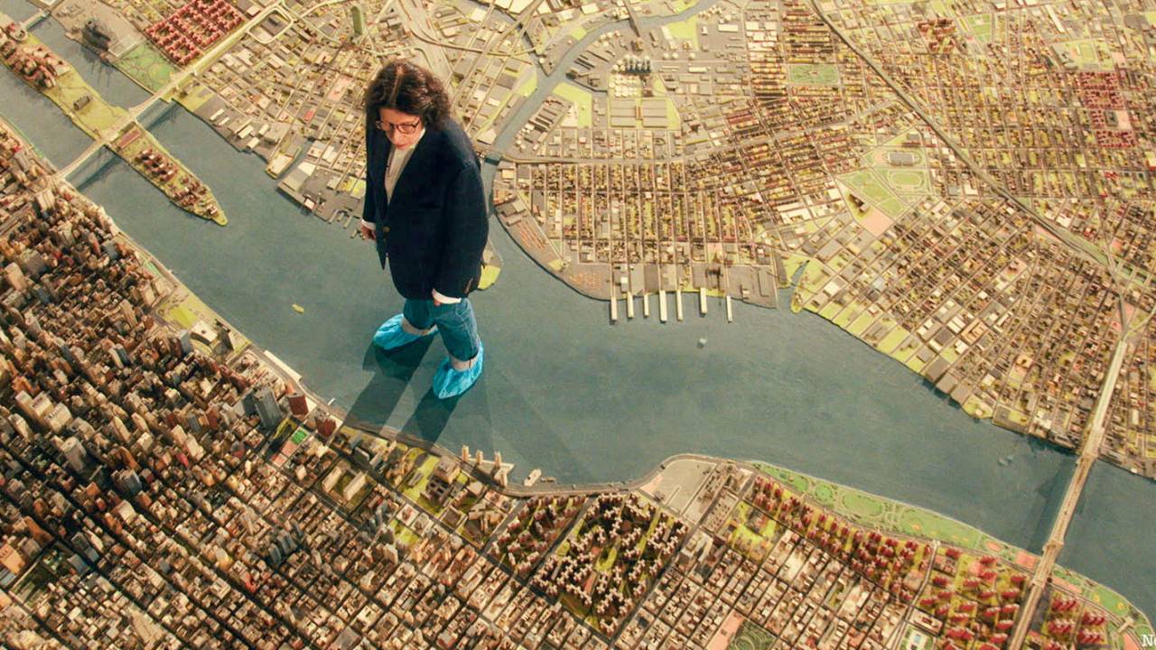 Fran Lebowitz anda por um mapa gigante de NYC