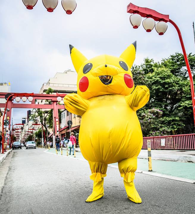 Homem com fantasia de Pikachu nas ruas do bairro Liberdade.