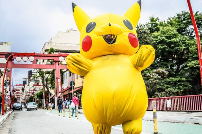 Homem com fantasia de Pikachu nas ruas do bairro Liberdade.