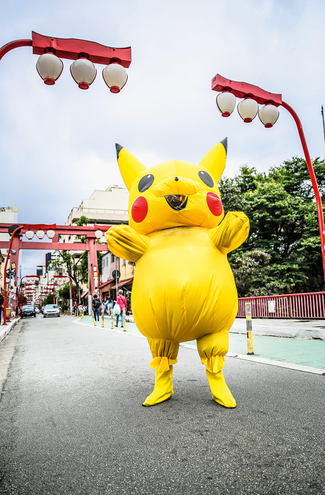 Homem com fantasia de Pikachu nas ruas do bairro Liberdade.