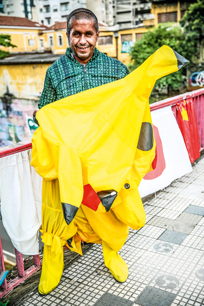 Renato Souza, um homem negro, veste a fantasia de Pikachu.