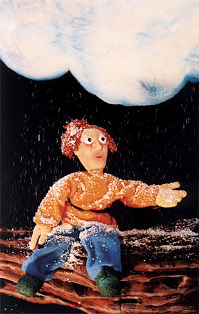 Foto mostra um boneco sentado em uma pedaço de madeira enquanto uma nuvem derruba neve em seu colo.