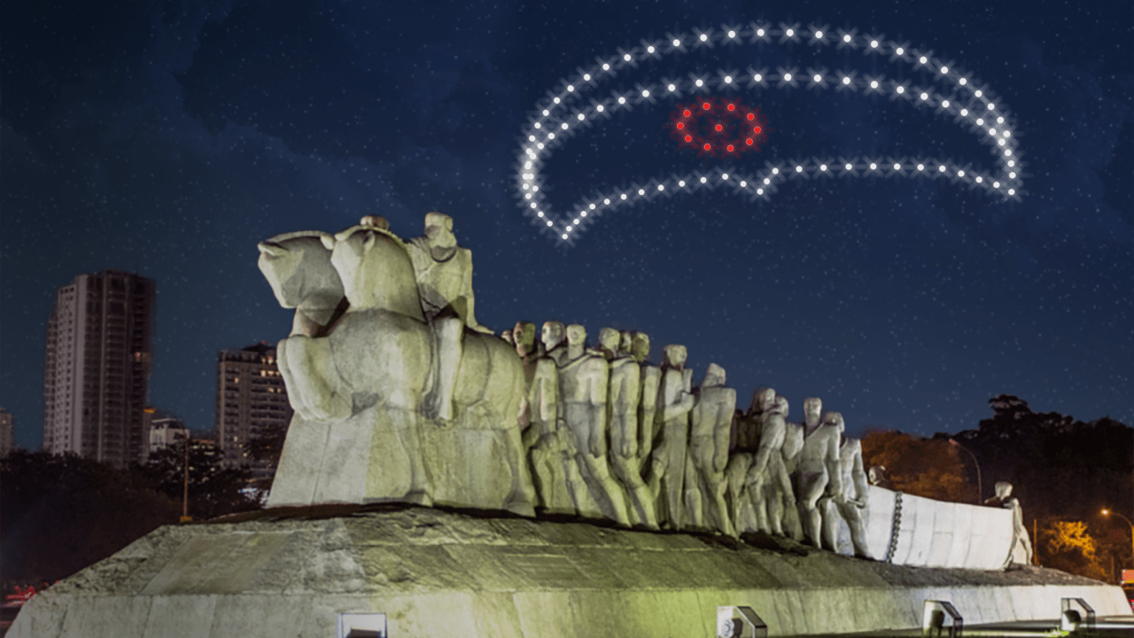 Monumento Às Bandeiras como uma espécie de nave espacial em cima, formado por drones luminosos