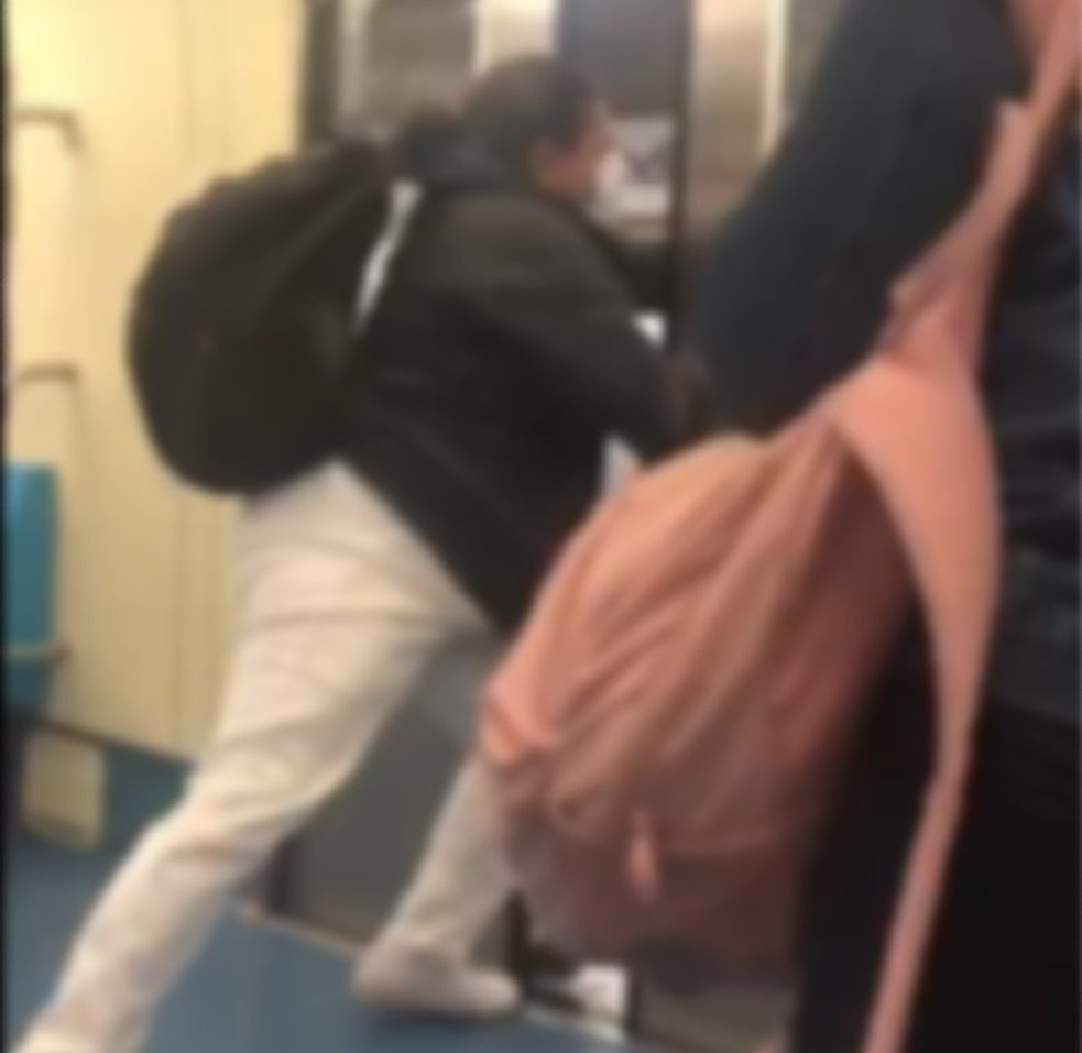 Mulher expulsa passageira sem máscara de vagão do Metrô; veja o vídeo