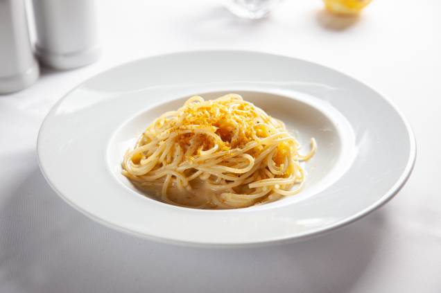 Cacio e pepe: massa tradicional é complementada por bottarga e raspas de limão-siciliano