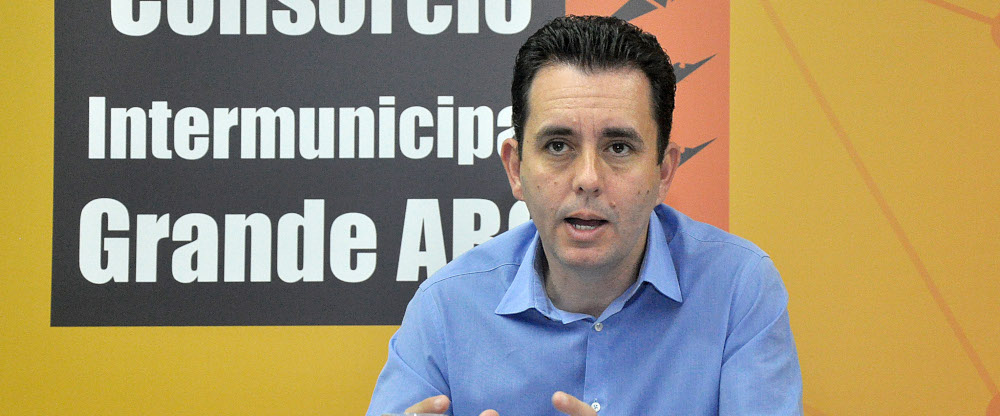 O prefeito de Santo André e presidente do Consórcio ABC, Paulo Serra