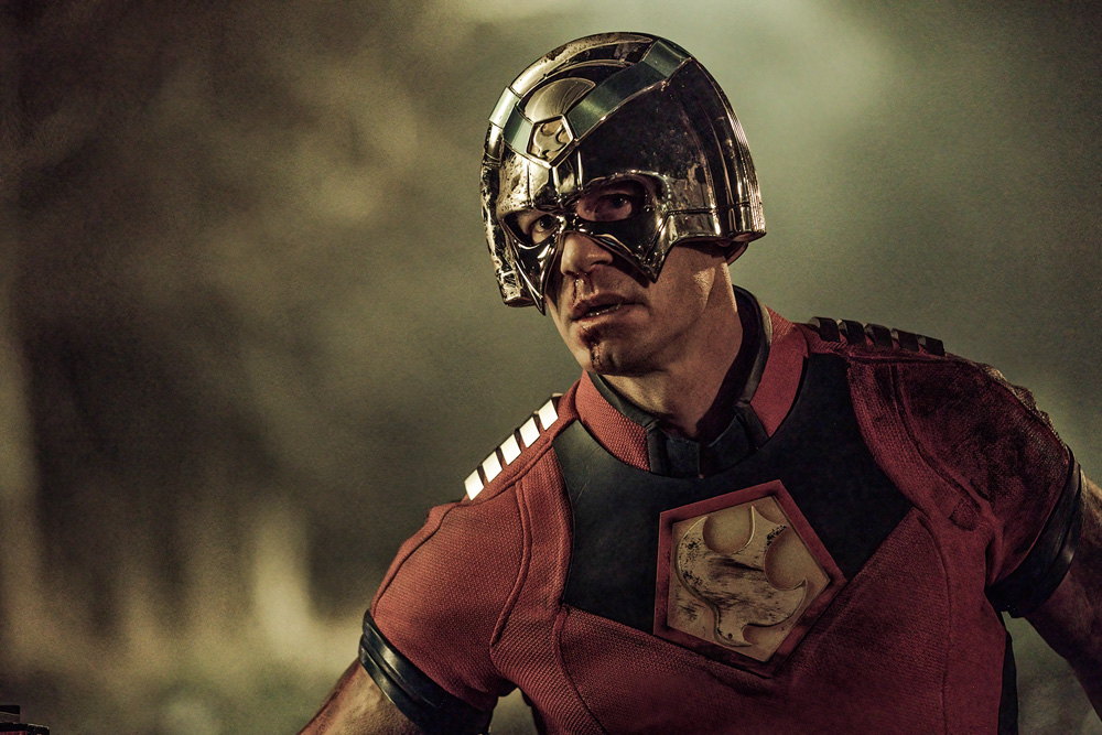 Imagem mostra homem de capacete e uniforme vermelho.