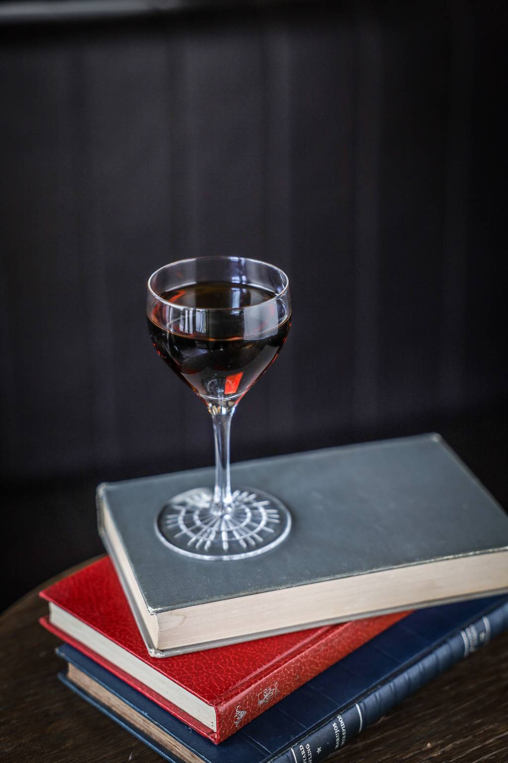 Liz Cocktails & Co Coquetel em cima de livros