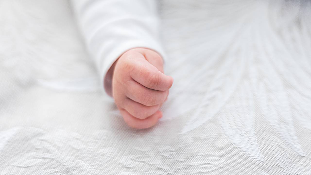 Imagem mostra a mão de um bebê