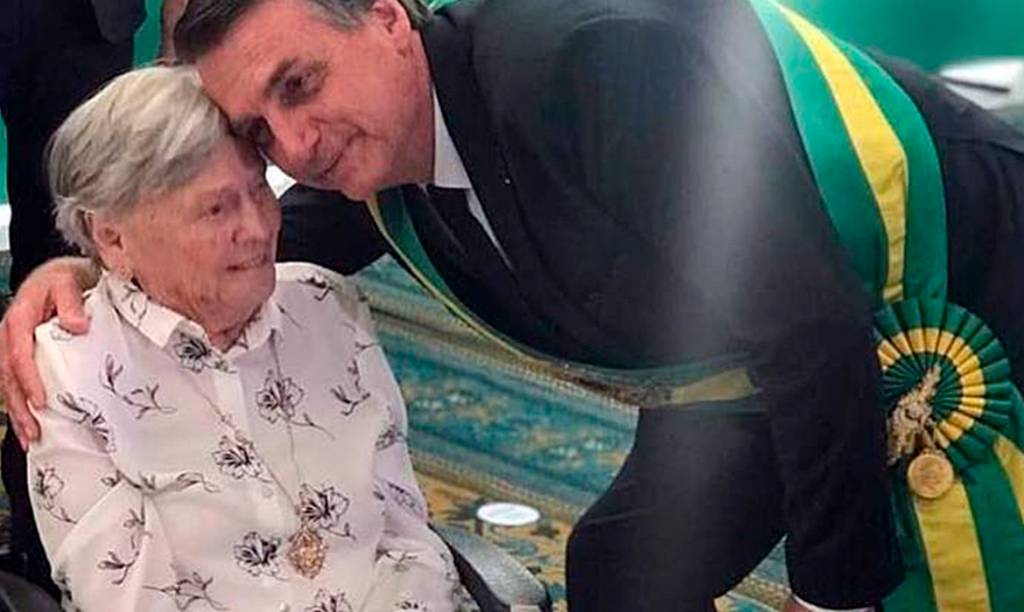 O presidente Jair Bolsonaro com a mãe