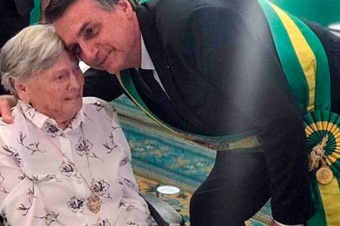 O presidente Jair Bolsonaro com a mãe