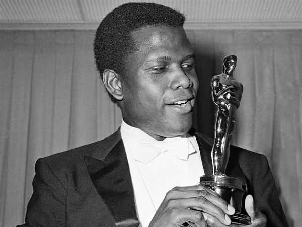A imagem mostra o ator Sidney Poitier admirando seu Oscar