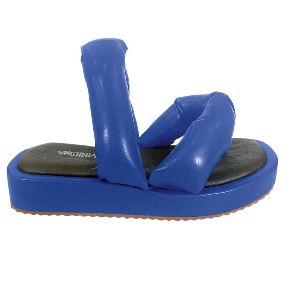 Foto mostra uma sandália azul acolchoada.