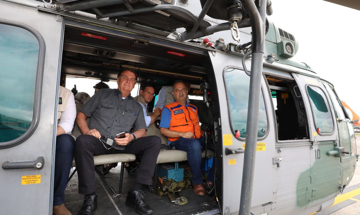 A foto mostra o presidente Jair Bolsonaro em um avião