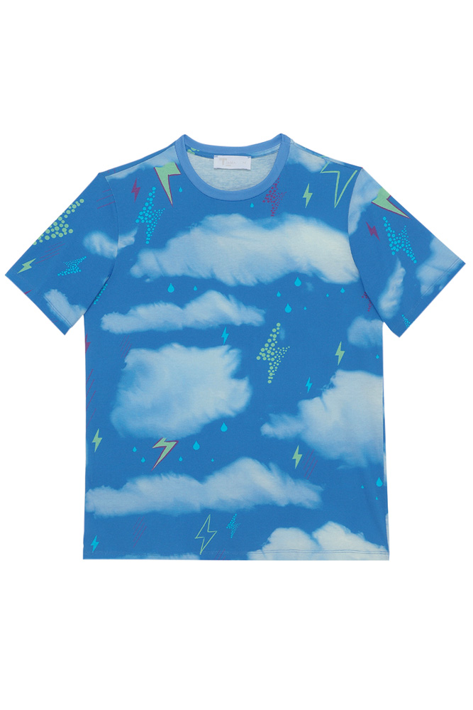 Camiseta azul com estampa de nuvens brancas.