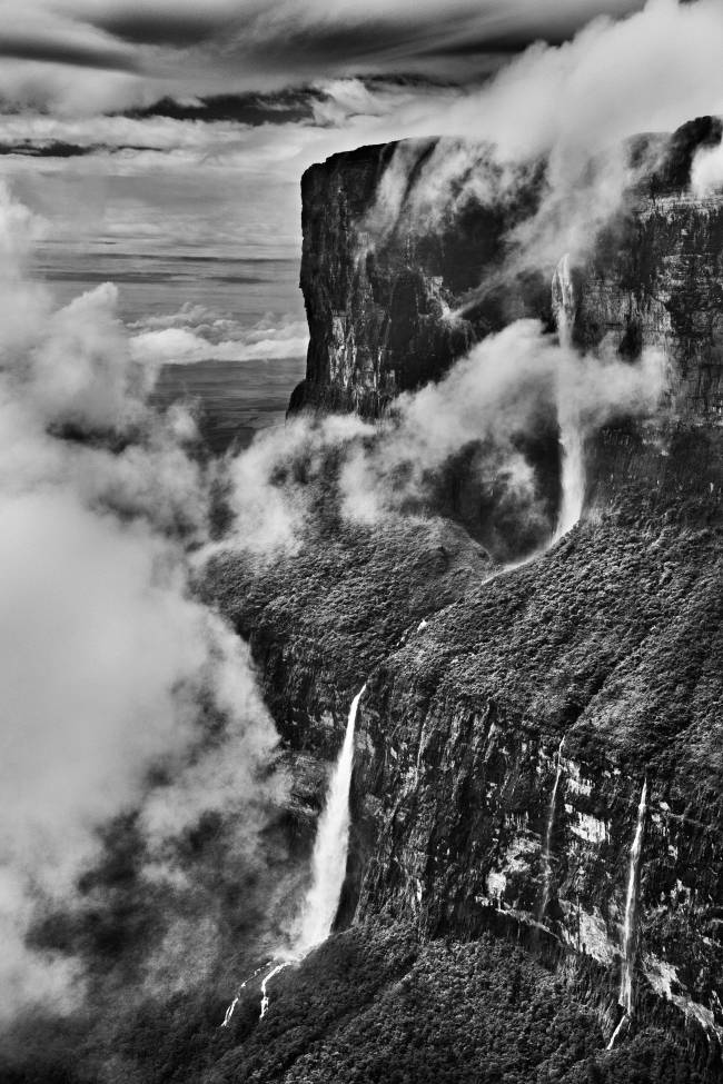 Imagem da formação rochosa, chamada Monte Roraima, foto de Sebastião Salgado