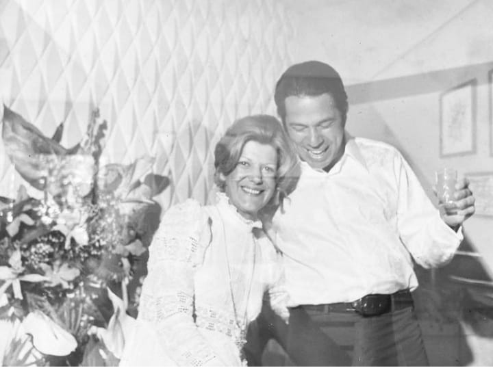Foto em preto e branco mostra Cidinha e Silvio abraçados e sorrindo.