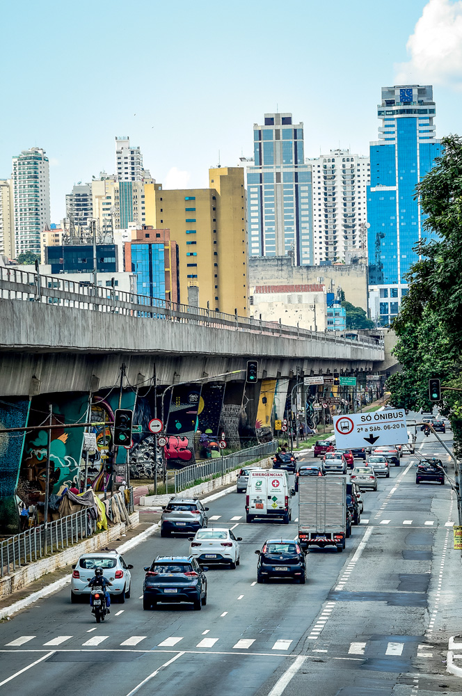 avenida cruzeiro do sul Imagem mostra avenida cheia de carros. Ao lado, um viaduto e um horizonte de prédios ao fundo.