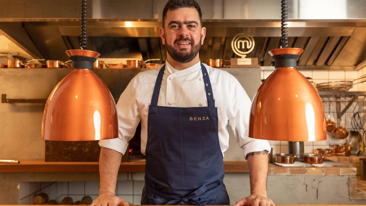 Pablo Oazen posa em uniforme de cozinha