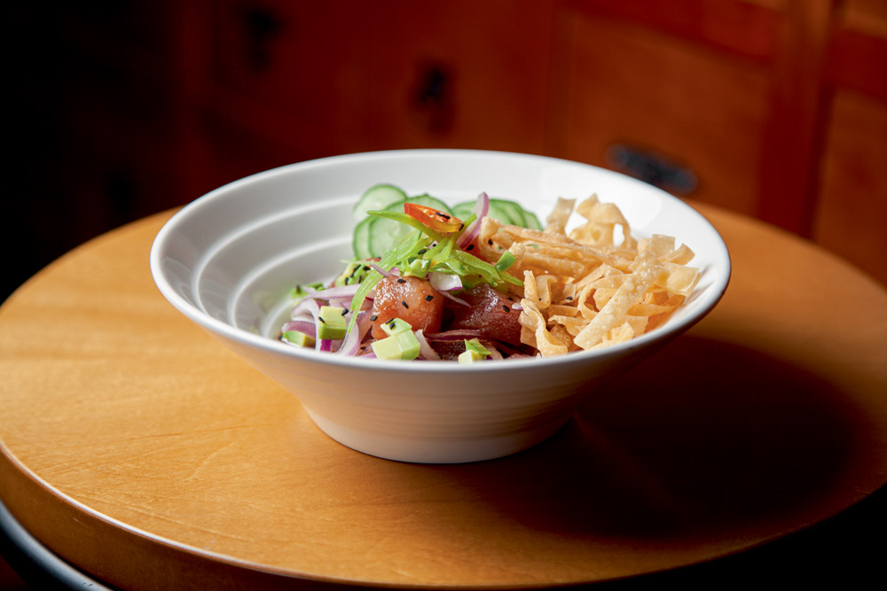 Ceviche de atum servido em uma cumbuca funda de cor branca