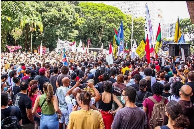 Ato em frente ao Masp reúne integrantes da comunidade congolesa da cidade de São Paulo
