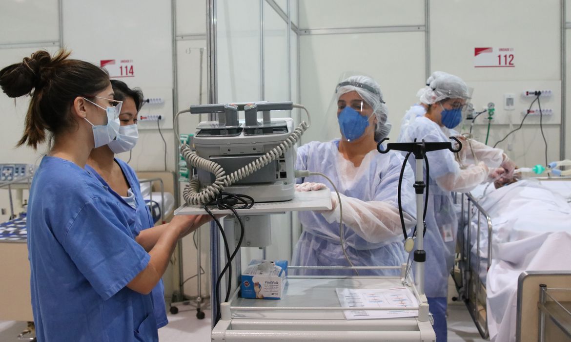 Imagem mostram médicos durante treinamento em hospital de campanha