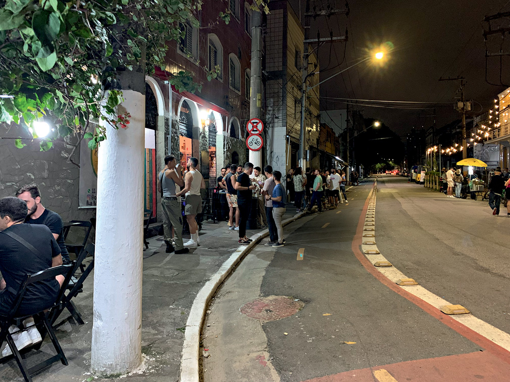Foto mostra um bar e restaurante com frequentadores à noite, na Barra Funda.
