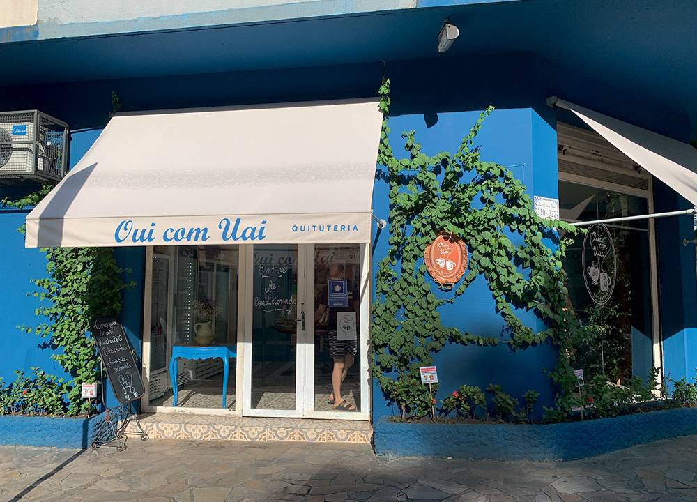 Fachada pintada de azul e com toldo de cor branca