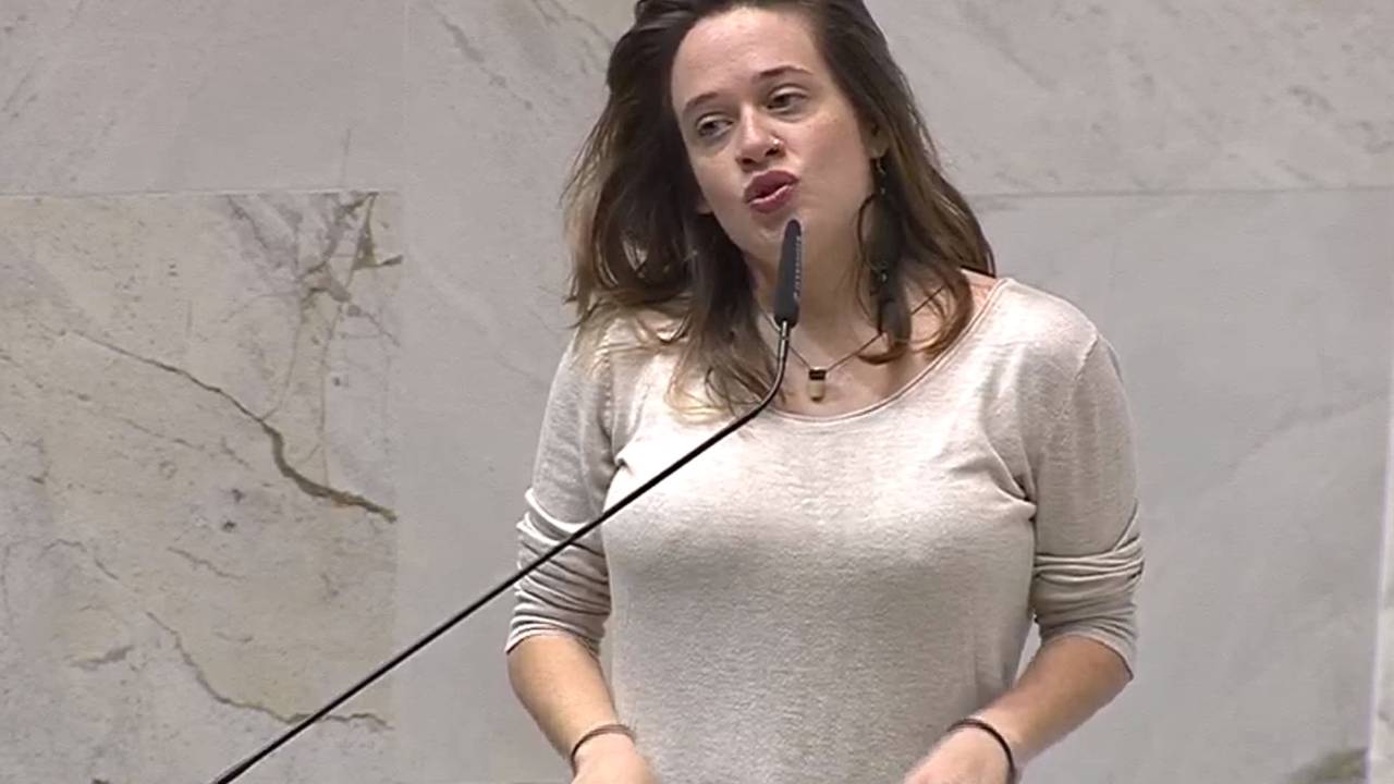 Imagem mostra mulher de roupa branca discursando em plenário.