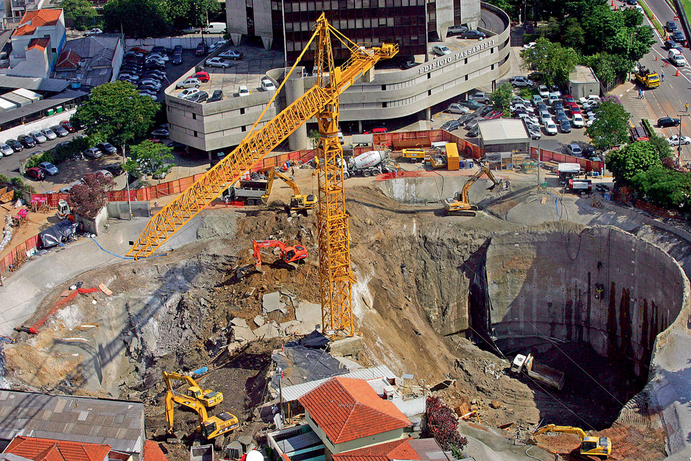 Foto mostra cratera ocasionada por obras no metrô em Pinheiros, ocorrido em 2007.