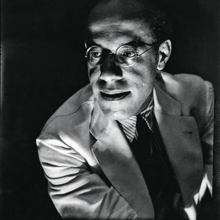 Foto em preto e branco de Mário de Andrade. Ele é um homem branco, de óculos e terno.